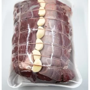 Rôti de bœuf farci, tendre et généreux, garni d'une farce savoureuse